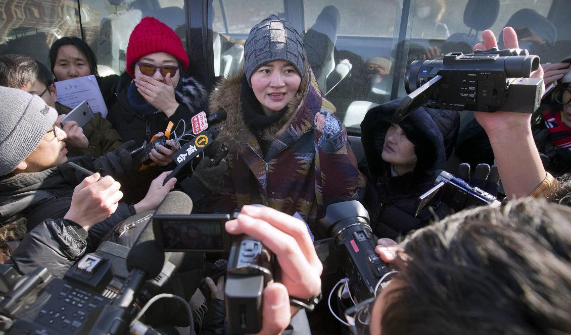 
Li Wenzu talar med medier i samband med en protest mot makens Wang Quanzhangs öde i Peking i december. Foto: Mark Schiefelbein/AP/TT                                                