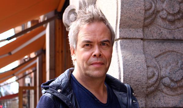 









Hannu Lintu på Boulevarden i Helsingfors den 6 april 2017. Dagen innan dirigerade han två Kullervo-föreställningar på Nationaloperan, och däremellan en konsert med radiosymfonikerna på Musikhuset. Foto: Susanne W Lamm                                                                                                                                                                                                                                                                                                                                                                                                                                                                                                