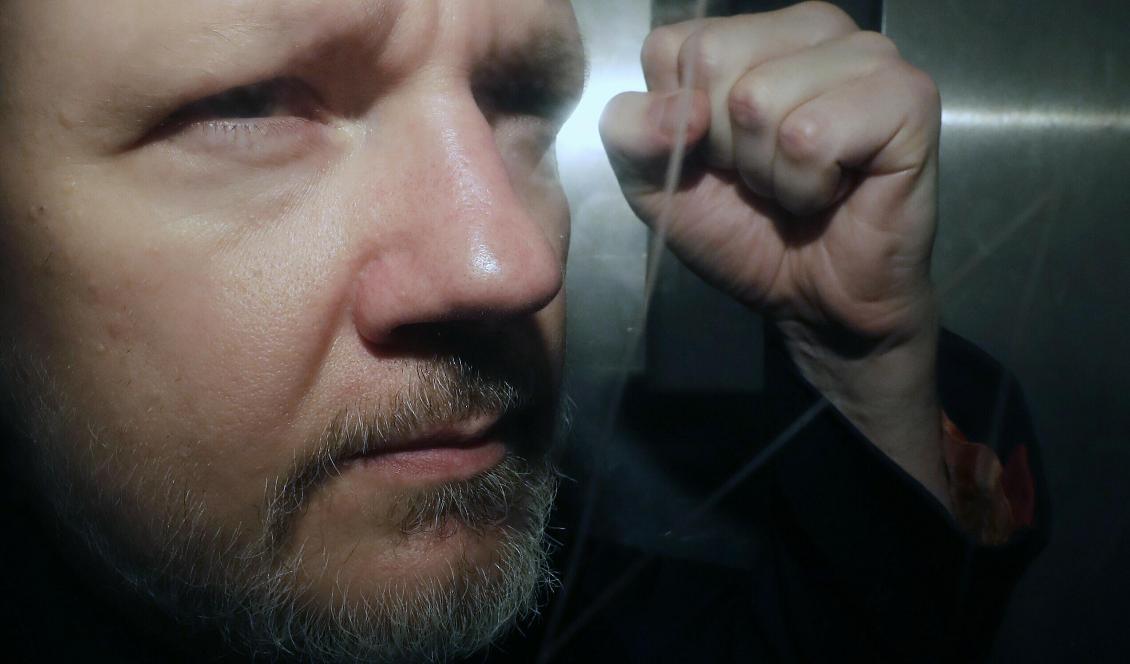 Julian Assange på väg från domstol i London tidigare i maj. Foto: Matt Dunham/AP/TT-arkivbild