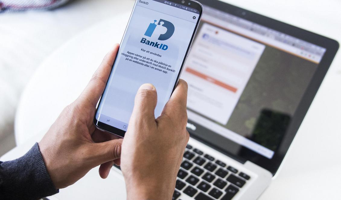 Äldre lurades att lämna ifrån sig koder till bankdosa eller att logga in via mobilt bank-id. Nu åtalas 26 personer. Foto: Isabell Höjman/TT-arkivbild