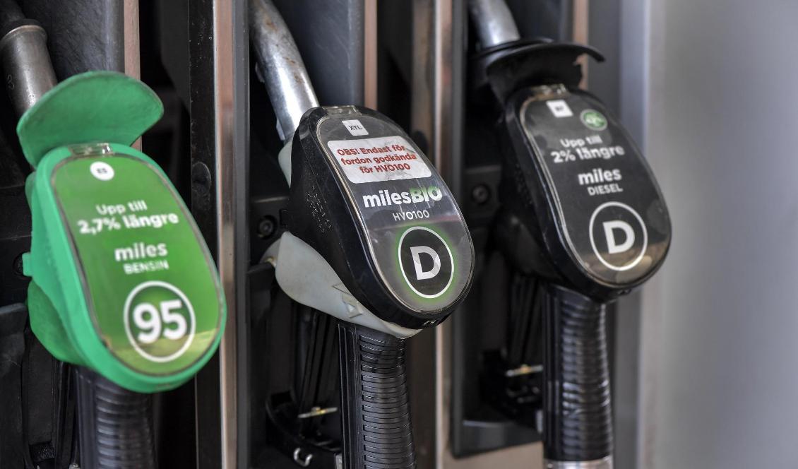 
Rekorddyrt att fylla tanken efter en serie snabba prishöjningar på sammanlagt 50 öre per liter på några veckor. Foto: Anders Wiklund/TT-arkivbild                                                