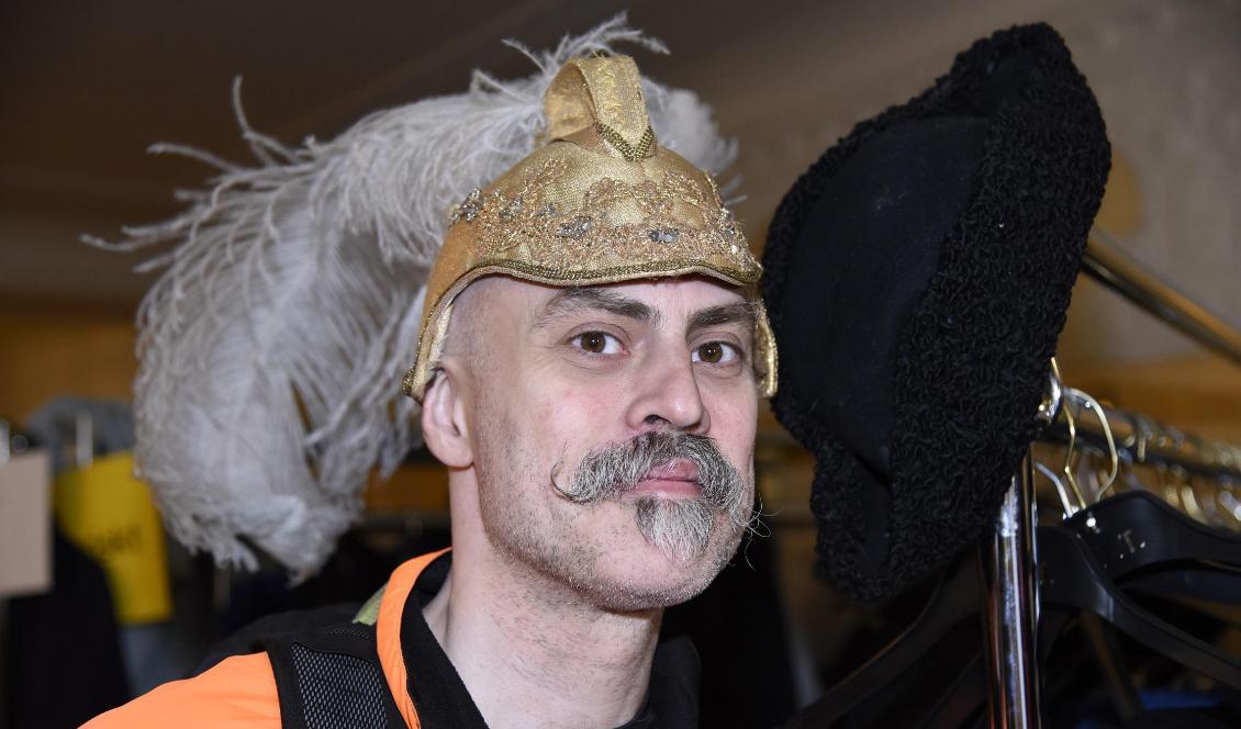 

Wiktor Södersten, 46 år från Stockholm, är hattsamlare och ett fynd sitter redan på huvudet. Foto: Marko Säävälä/TT                                                                                                