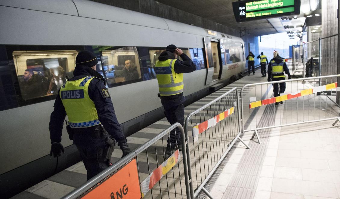 Polis och passkontrollanter på station Hyllie utanför Malmö. Foto: Johan Nilsson/TT-arkivbild