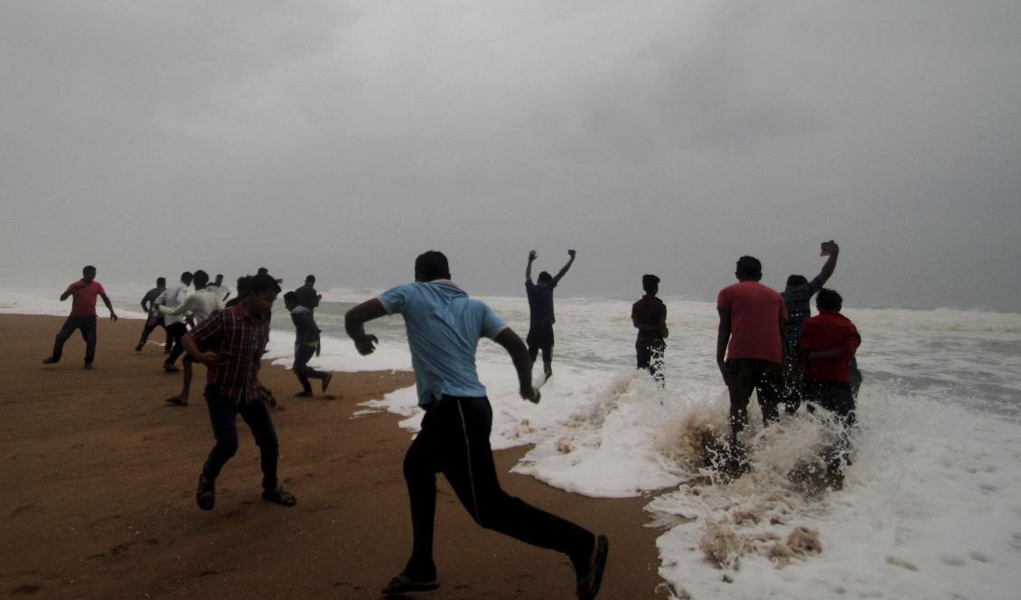 
Personer springer undan tidvattnet på en strand i Puri, i delstaten Odisha. Foto: STR/TT                                                