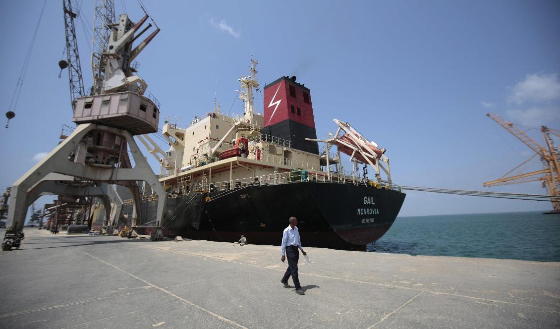 Ett fraktfartyg i den strategiskt viktiga hamnstaden al-Hudaydah (Hodeida) i Jemen. Foto: Hani Mohammed/AP/TT-arkivbild