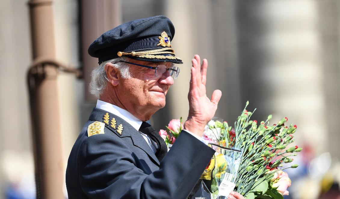 Kung Carl Gustaf firades traditionsenligt på födelsedagen på yttre borgården vid Stockholms slott. Foto: Fredrik Sandberg/TT