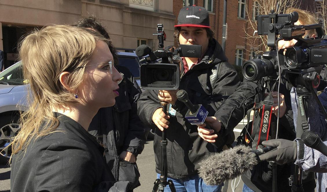 Visselblåsaren Chelsea Manning utanför en domstol i Virginia, USA, i mars. Foto: Matthew Barakat/AP/TT-arkivbild