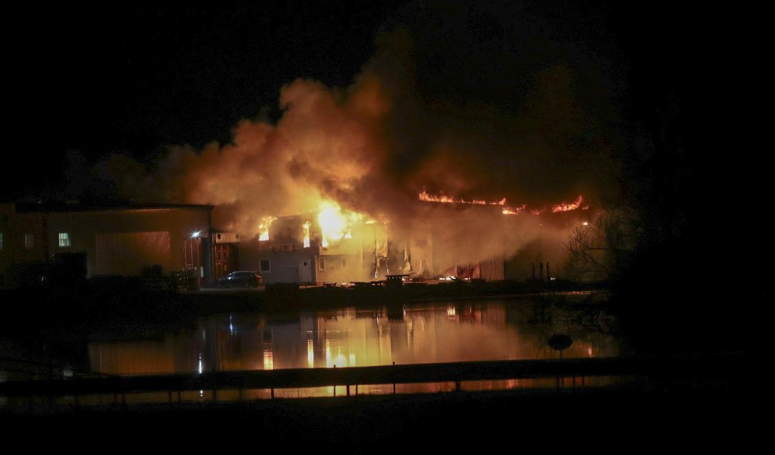 En kraftig brand utbröt i ett garage utanför Mjölby natten till torsdag. Foto: Jeppe Gustavsson/TT