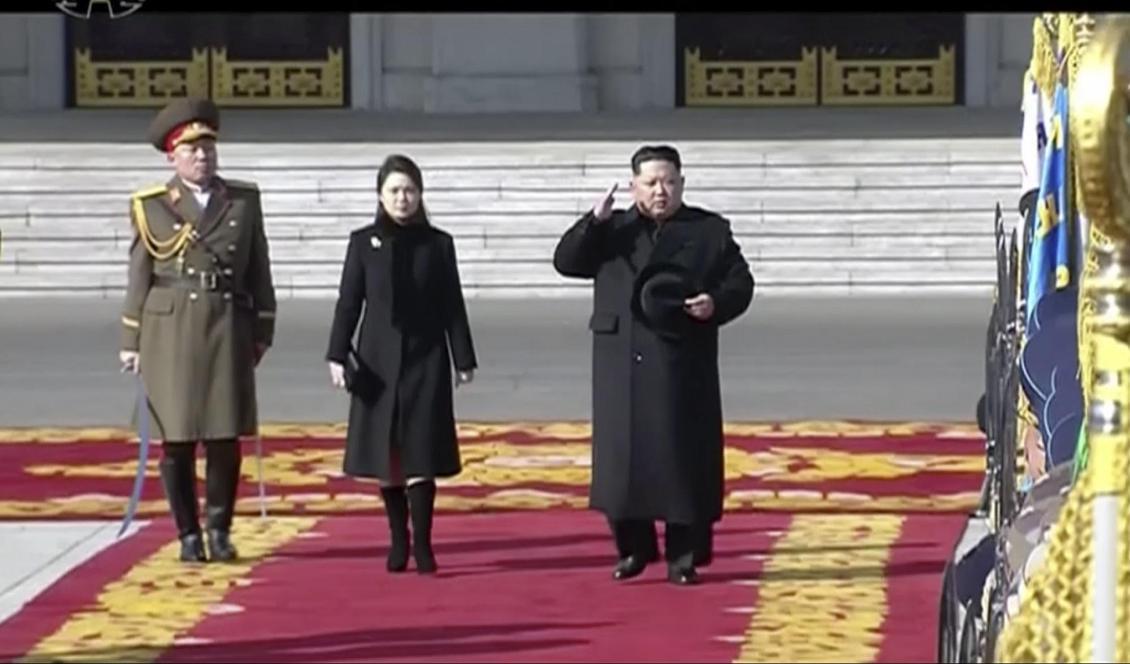 Nordkoreas ledare Kim Jong-Un inspekterar hedersvakter, flankerad av sin fru Ri Sol-Ju. Foto: AP/TT-arkivbild