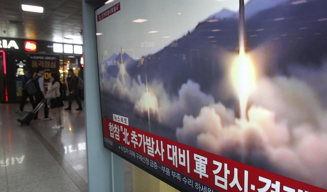 En tv på Seouls centralstation i Sydkorea visar bilder från den nordkoreanska robotövningen. Foto: Ahn Young-Joon/AP/TT