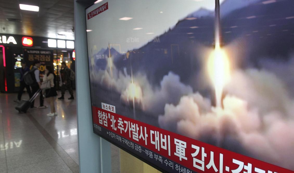 En tv på Seouls centralstation i Sydkorea visar bilder från den nordkoreanska robotövningen. Foto: Ahn Young-Joon/AP/TT