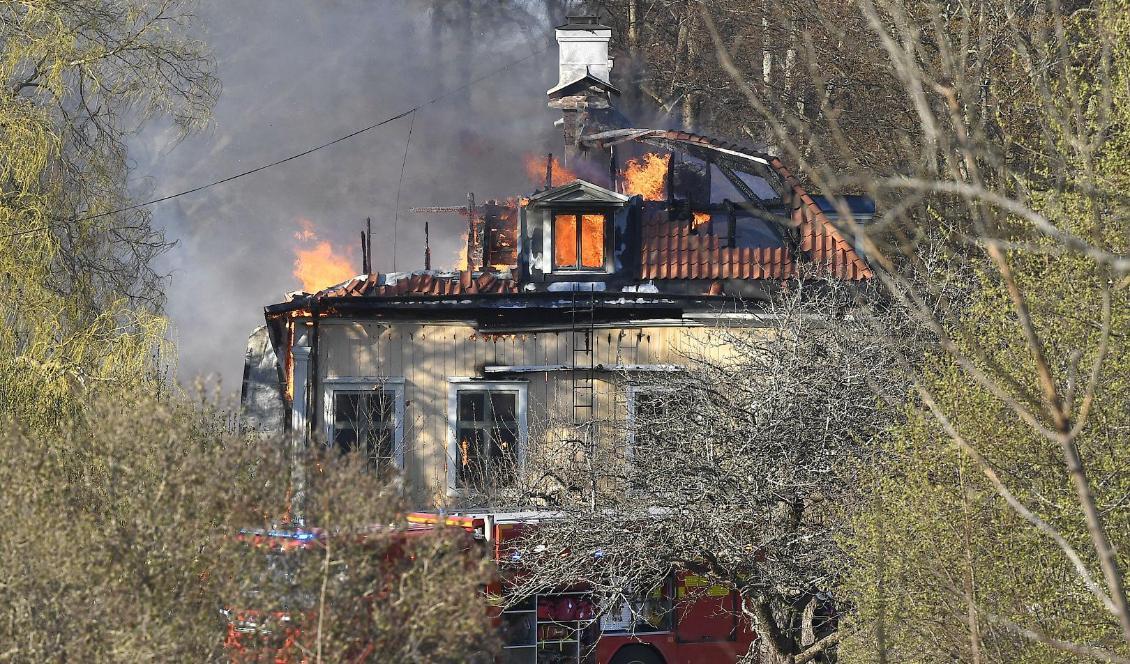 En kraftig brand bröt ut i en herrgård i Norsborg söder om Stockholm. Foto: Claudio Bresciani/TT