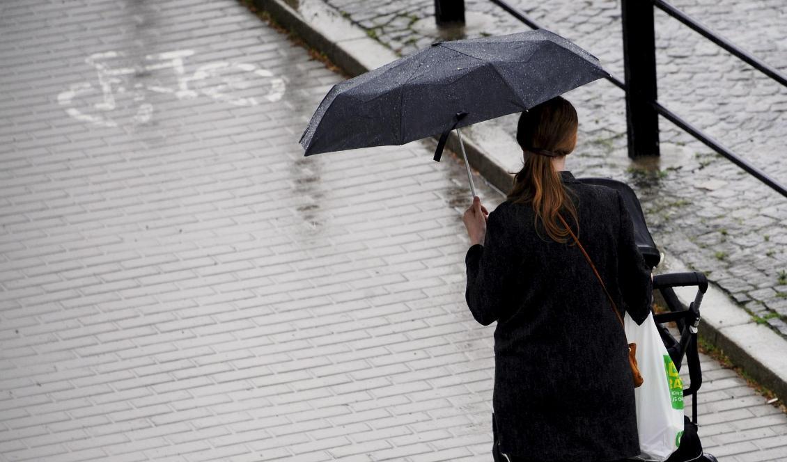 Skurarna ser ut att kunna bli kraftiga och resultera i stora vattenmängder, men regnvädret håller inte i sig länge. Foto: Hasse Holmberg/TT-arkivbild