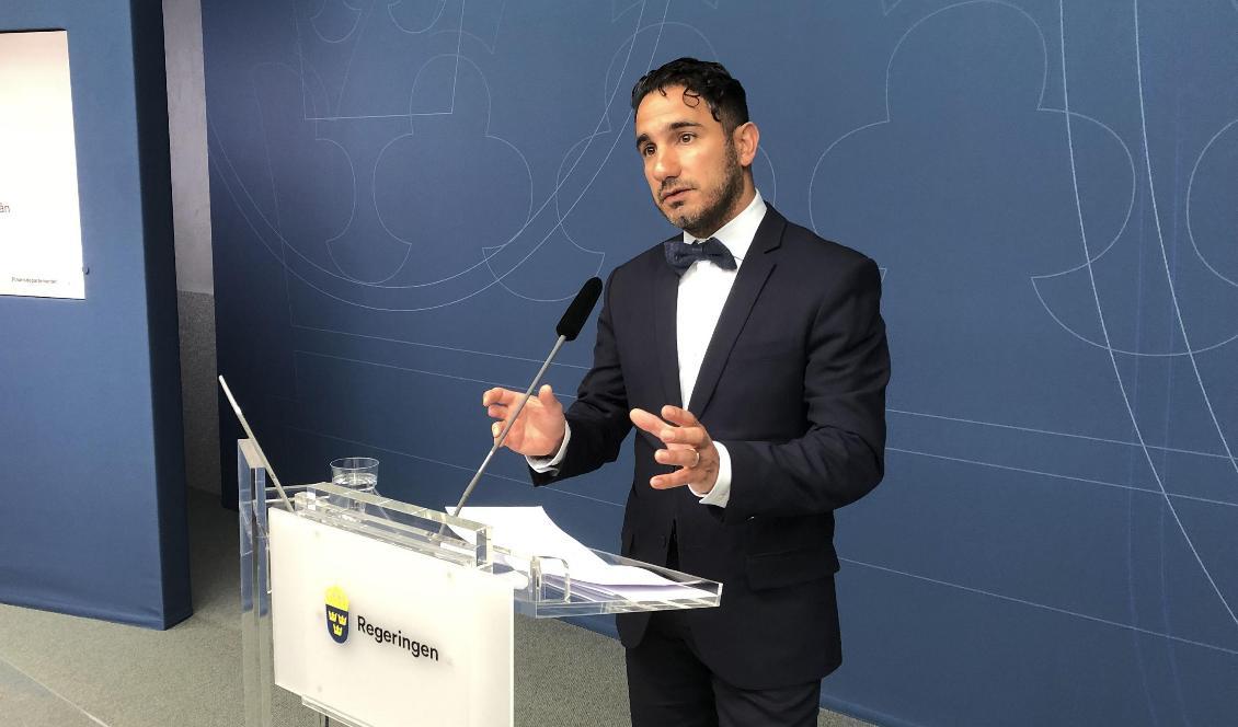 Civilminister Ardalan Shekarabi (S) håller en presskonferens om regeringens nästa steg i arbetet med att stoppa den aggressiva spelreklamen. Foto: Marko Säävälä/TT