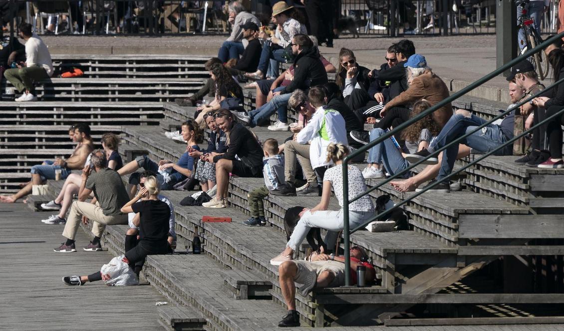 Solen och värmen kommer att ligga kvar över nästan hela landet i veckan. En plats i solen är vid Sundspromenaden i Malmö, här i en bild från annandag påsk. Foto: Johan Nilsson/TT
