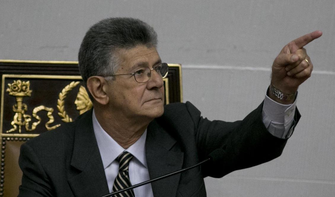 Det venezuelanska parlamentets tidigare talman Henry Ramos Allup finns bland de sju parlamentsledamöter ur oppositionen som kan komma att brottsutredas. Foto: Ariana Cubillos/AP/TT-arkivbild
