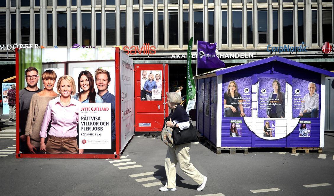 

Kvinna går förbi valstugor. Foto: Jonathan Nackstrand/Afp/Getty Images                                                                                                
