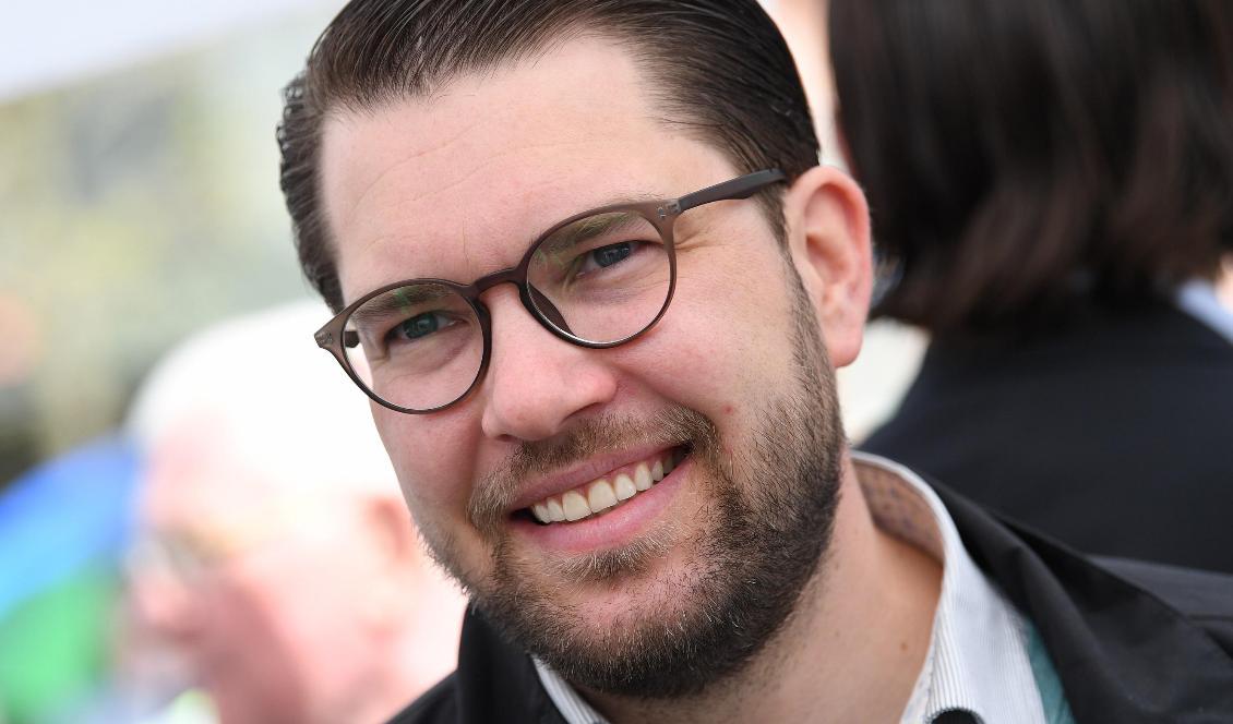 
En person har förhörts efter att en smällare kastats mot Sverigedemokraternas partiledare Jimmie Åkessons bil i Mariestad. Foto: Johan Nilsson/TT-arkivbild                                                