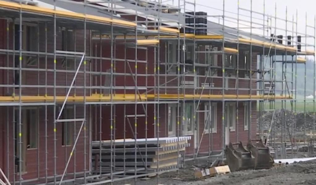 De 52 lägenheter som byggs i Anneberg i Kungsbacka kommer endast att gå till nyanlända. Foto: Skärmdump/SVT