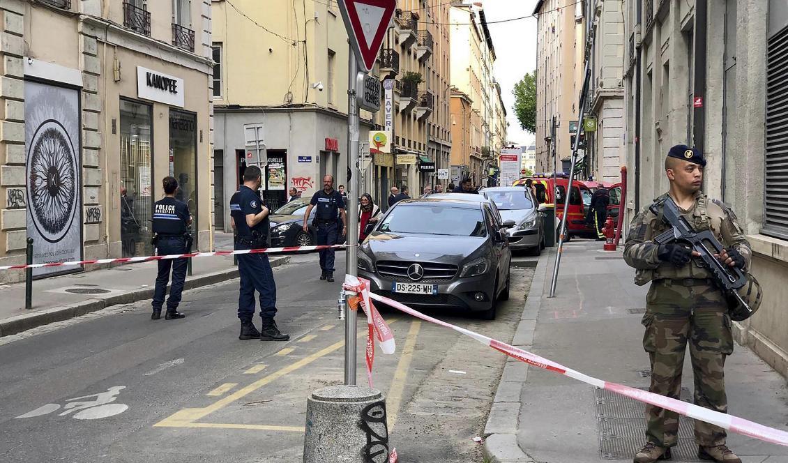 Franska soldater i området där explosionen inträffad. Foto: Sebastien Erome/AP/TT