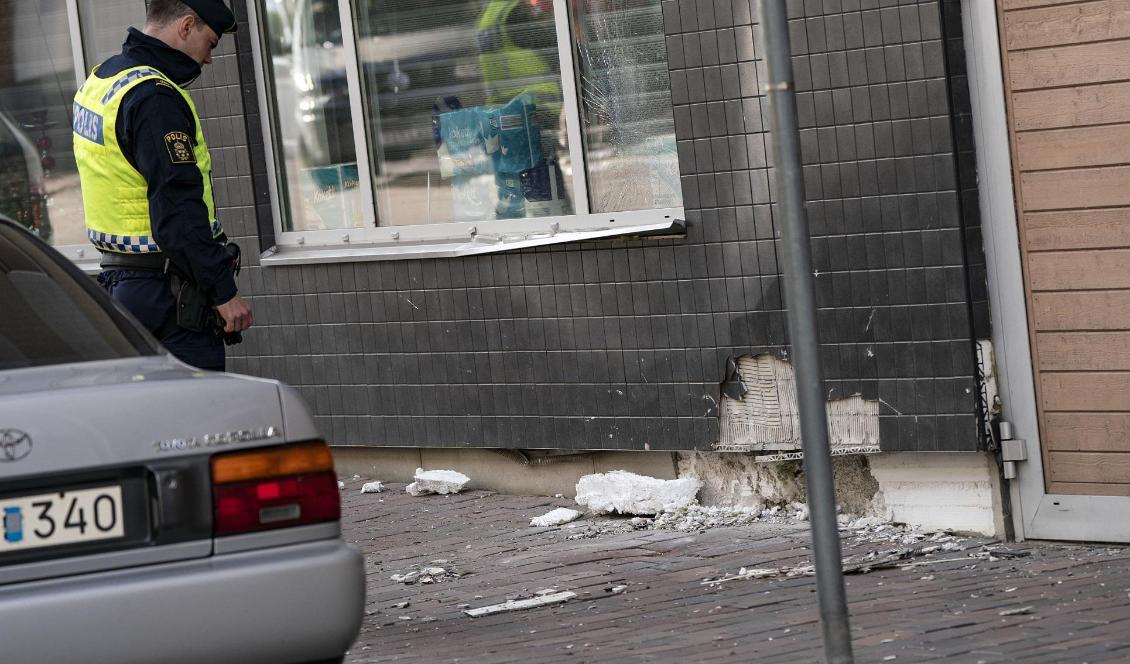 Skador på en fasad och flera fordon efter en kraftig smäll vid en tobaksbutik i centrala Helsingborg tidigt på onsdagsmorgonen. Foto: Johan Nilsson/TT