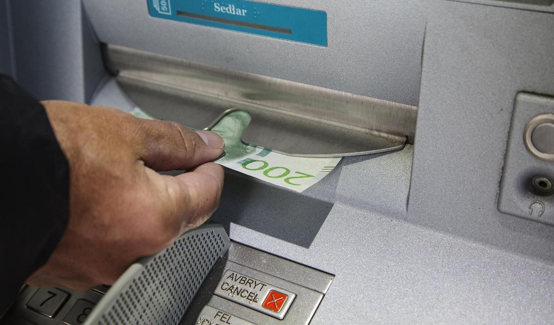 
Kontantuttag kan komma att avgiftsbeläggas i framtiden, enligt Bankomat AB som ägs av Sveriges storbanker. Foto: Martina Holmberg/TT-arkivbild                                                