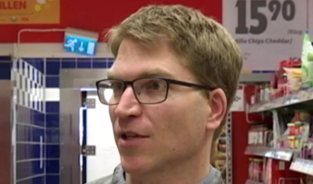 


Andreas Bylger, driver en ICA-butik i Sätra söder om Stockholm. Foto: Skärmdump/SVT                                                                                                                                                