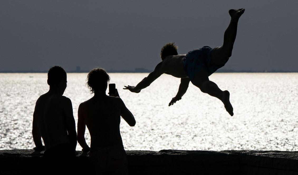 

Svalkande dopp i Malmö i veckan. Flera skånska orter uppmätte över 30 grader på onsdagen. Foto: Johan Nilsson/TT                                                                                                