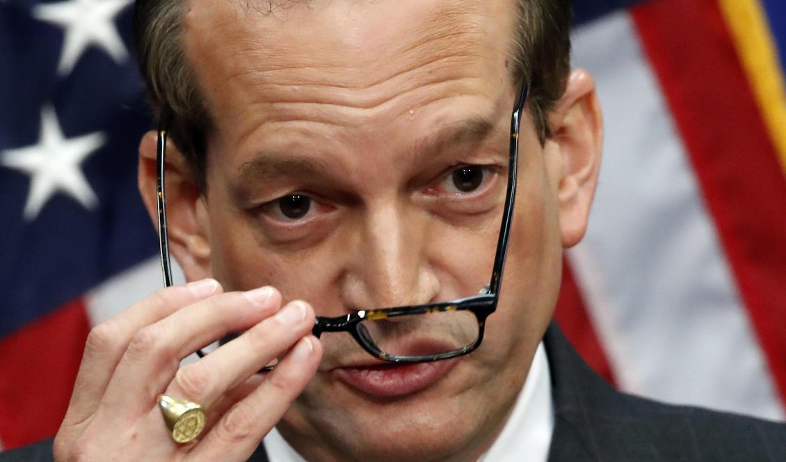 USA:s arbetsmarknadsminister Alex Acosta lämnar sin post. Foto: Alex Brandon/AP/TT