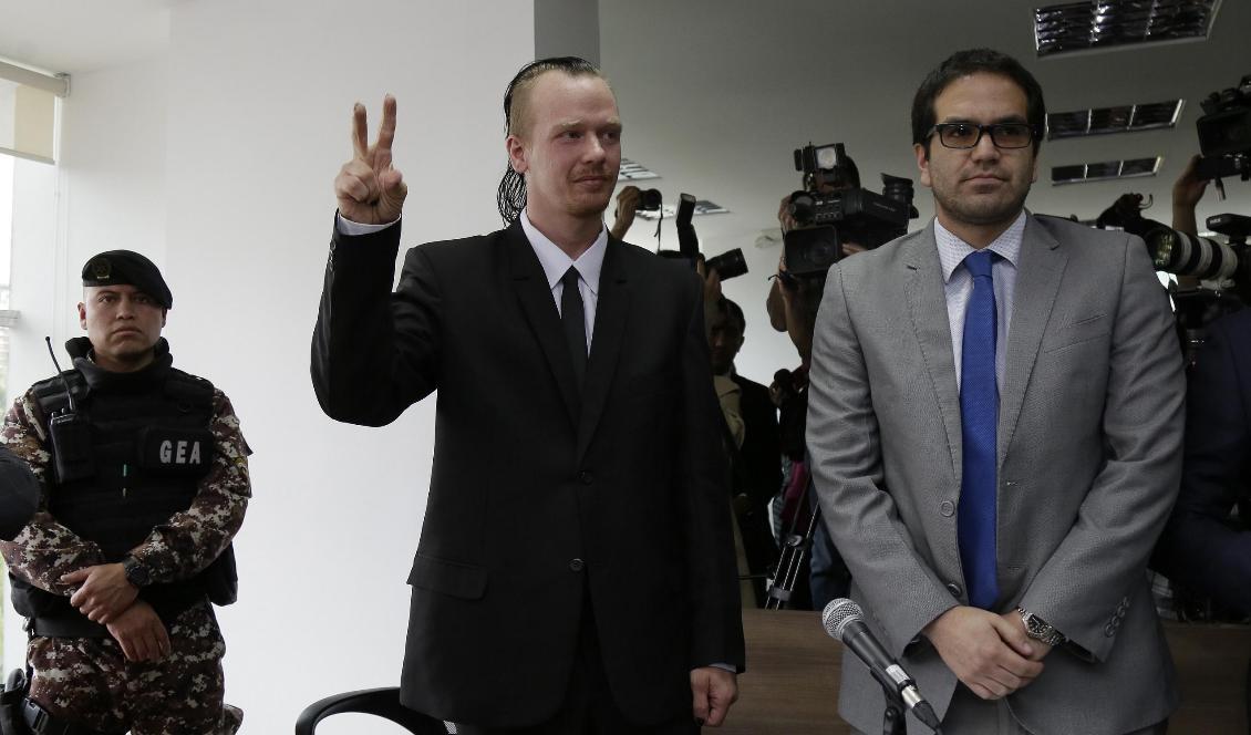 Ola Bini gör segertecknet på väg in i en domstol i Quito i början av maj. Svensken är fortfarande frihetsberövad och vädjar nu till FN om hjälp. Foto: Dolores Ochoa/AP/TT