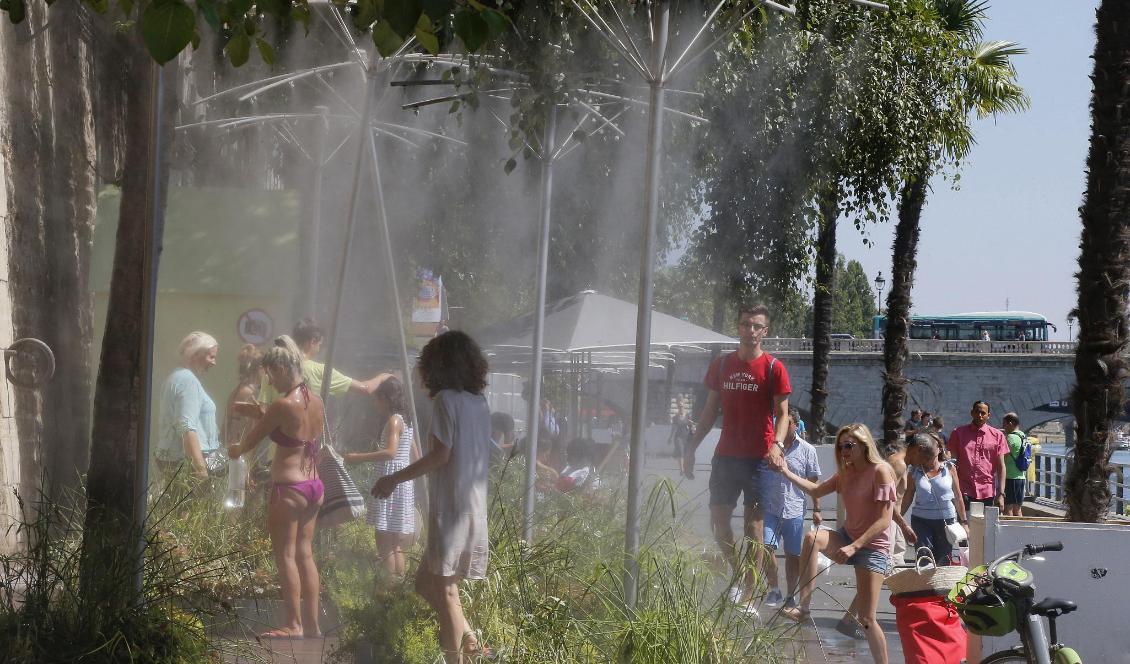 Franska meteorologer spår värmerekord för juni när hettan drar in över delar av Europa. Bilden är tagen i Paris förra sommaren. Foto: Michel Euler/AP/TT