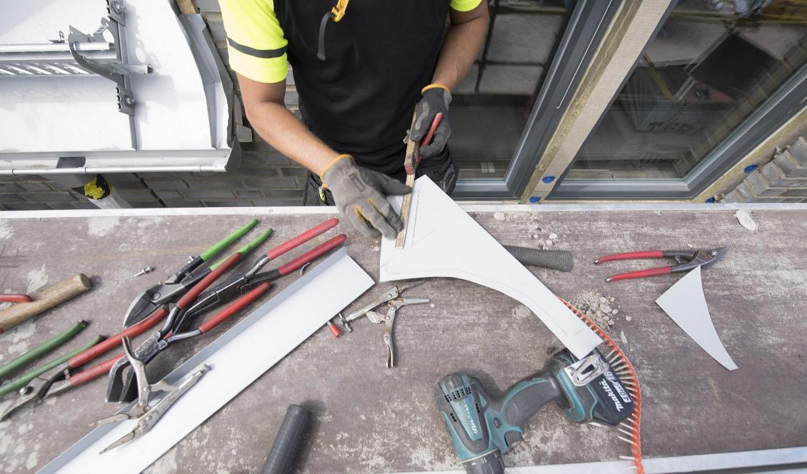 


Plåtslagare lägger tak på ett parhus under byggnation. Foto: Fredrik Sandberg/TT-arkivbild                                                                                                                                                