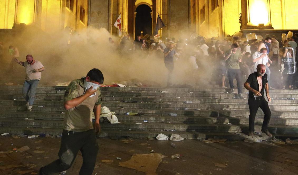 Protester utanför parlamentsbyggnaden i Georgiens huvudstad Tbilisi i torsdags. Foto: Zurab Tsertsvadze/AP/TT