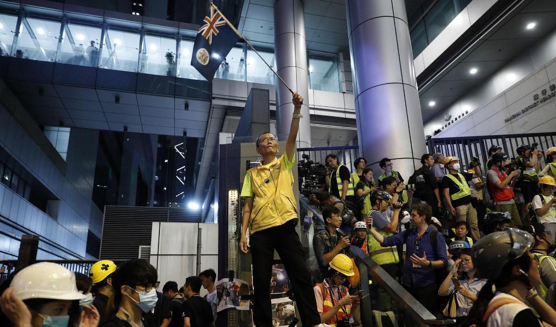 En demonstrant vid polishögkvarteret under belägringen den 21 juni. Foto: Vincent Yu/AP/TT