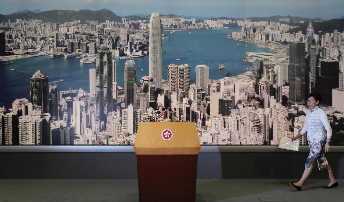 Carrie Lam anländer till pressträffen. Foto: Kin Cheung/TT