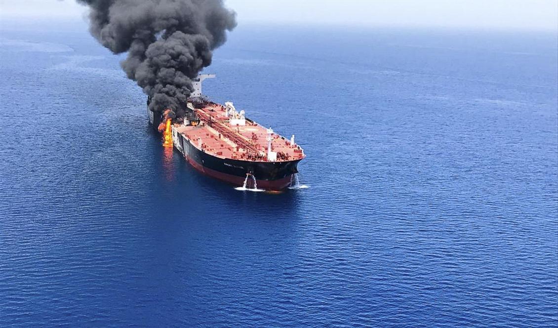 En norskägd oljetanker i lågor efter en misstänkt attack. Foto: Isna/AP/TT