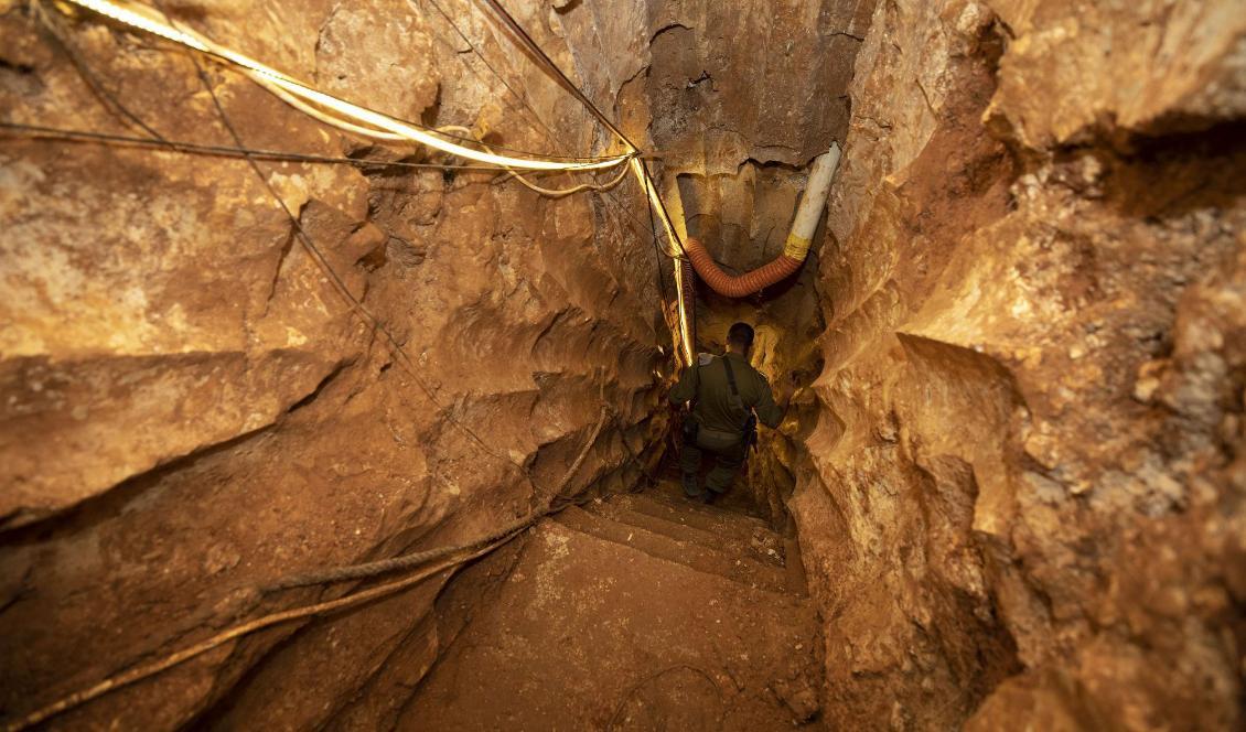 
På bilden syns en israelisk soldat inuti tunneln som visades upp. Foto: Sebastian Scheiner/AP/TT                                                