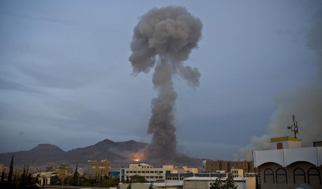 Rök stiger mot himlen efter att den saudiskledda koalitionen genomfört en flygräd i Jemens huvudstad Sanaa. Foto: Hani Mohammed/AP/TT-arkivbild