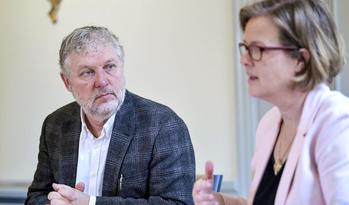 Biståndsminister Peter Eriksson protesterar mot att FN-organet vikt ned sig för Kina. Här med SIDA:s general direktör Carin Jämtin. Foto: Pontus Lundahl/TT-arkivbild