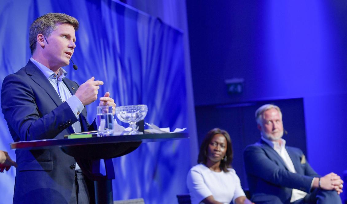 Erik Ullenhag i talarstolen medan Nyamko Sabuni och Johan Pehrson väntar på sin tur under Liberalernas turné med utfrågning av partiledarkandidaterna. Foto: Henrik Montgomery/TT-arkivbild