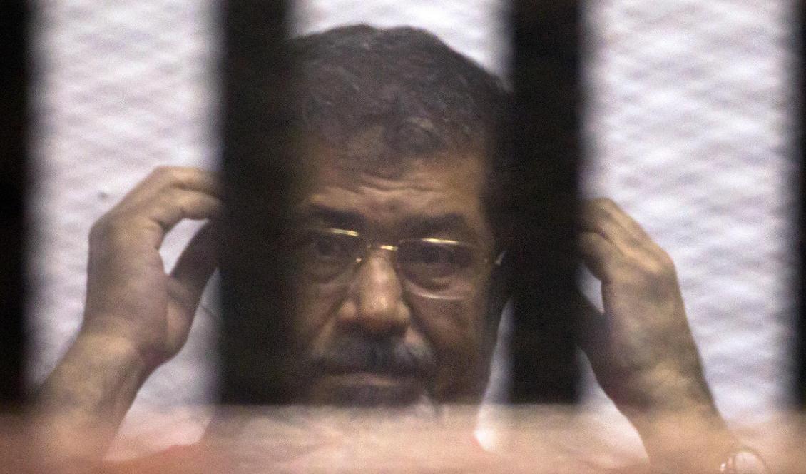Muhammad Mursi får sin dom efter en av de rättegångar där han stod åtalad. Bilden togs i juni 2016. Foto: Amr Nabil/AP/TT-arkivbild