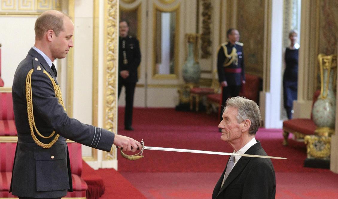 
Michael Palin utnämns till "sir" av prins William. Foto: Yui Mok/AP/TT                                                