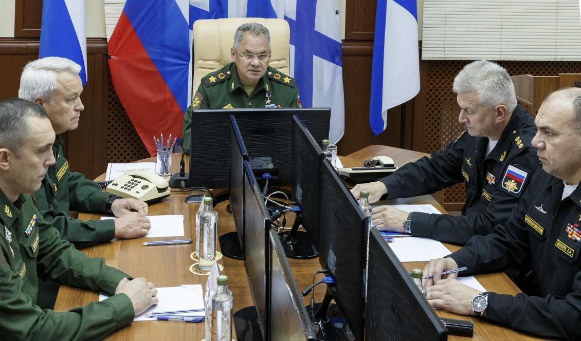 Sergej Sjojgu vid ett möte på militärbasen i Severomorsk efter ubåtsolyckan. Foto: Vadim Savitsky/AP/TT-arkivbild