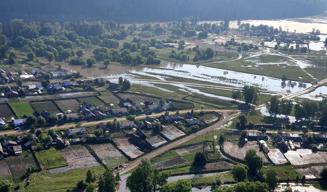Flera personer har omkommit på grund av översvämningar i Sibirien i Ryssland. Bild från i lördags tillhandahållen av den ryska krishanteringsmyndigheten. Foto: AP/TT