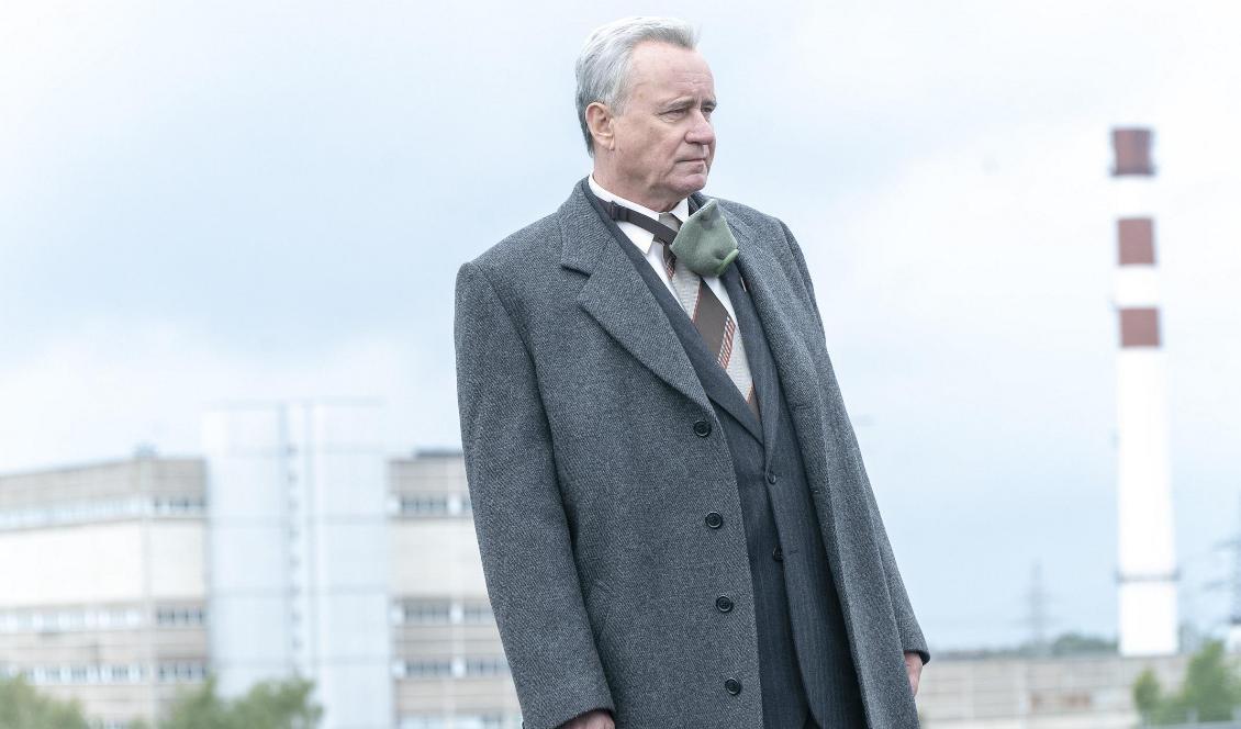 När kärnkraftverket i Tjernobyl exploderar drar den sovjetiska dementiapparaten i gång. Stellan Skarsgårds rollfigur skickas av partiet för att undersöka vidden av katastrofen. Foto: HBO Nordic/pressbild