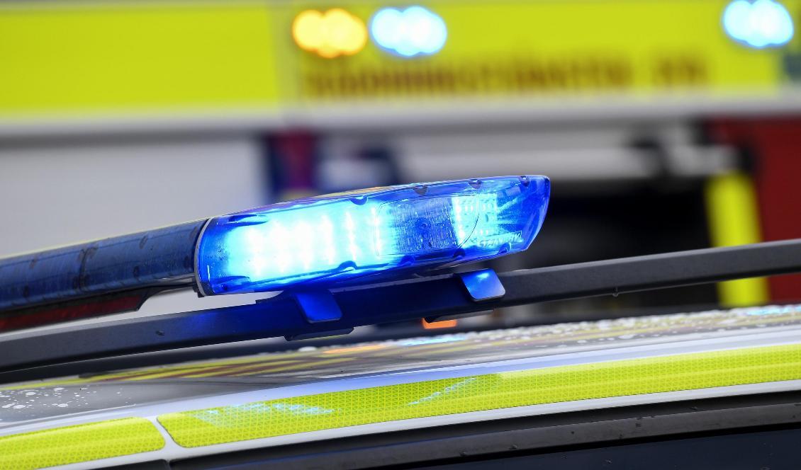 Flera bilar har förstörts i en brand i Uppsala. Polisen misstänker att branden är anlagd. Foto: Johan Nilsson/TT-arkivbild