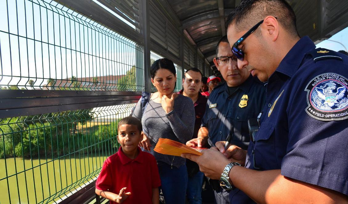 En amerikansk tulltjänsteman tar upp en asylansökan vid gränsen mellan Laredo, i delstaten Texas, och Mexiko. Foto: Salvador Gonzalez/AP/TT-arkivbild