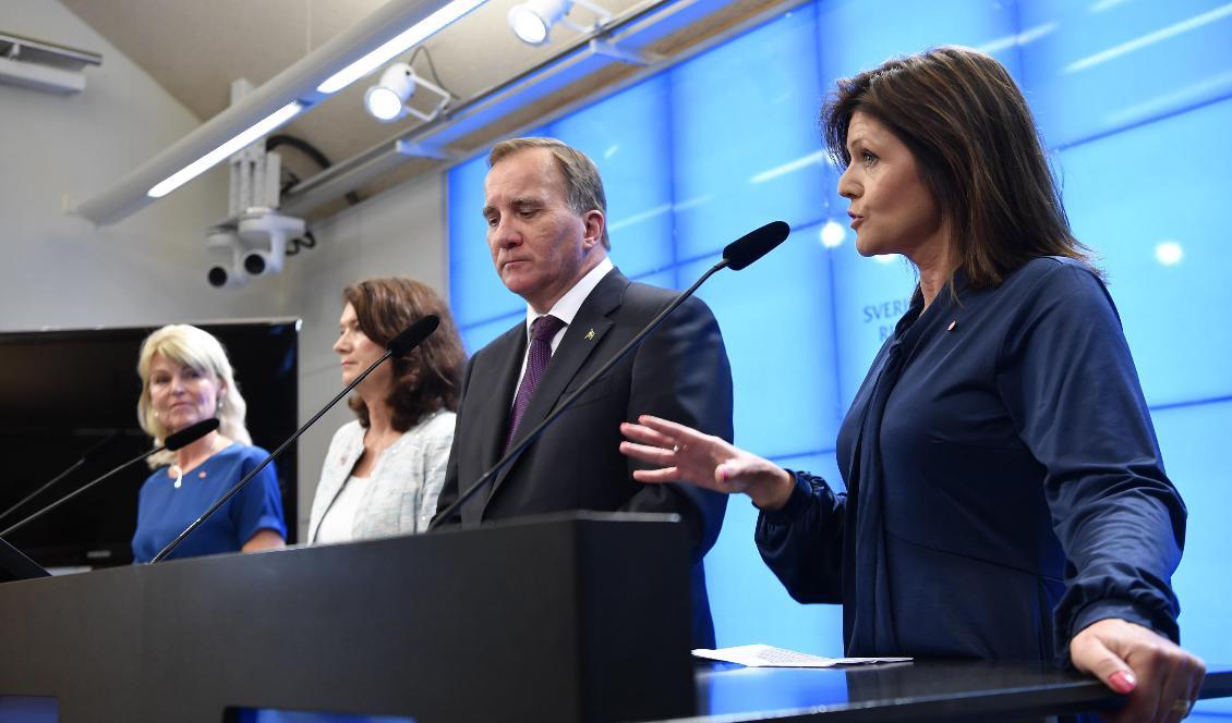 Statsminister Stefan Löfven (S) presenterar nya handelsministern Anna Hallberg (längst till vänster), nya utrikesministern Ann Linde och Eva Nordmark, ny arbetsmarknadsminister, under en pressträff i samband med riksmötets öppnande. Foto: Henrik Montgomery/TT