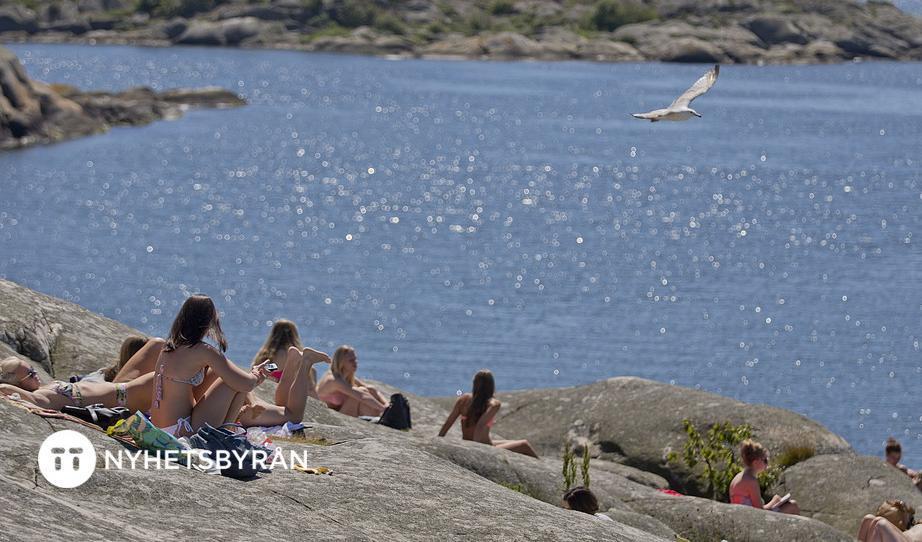 Det lär för många ha blivit mycket sol och bad de senaste dagarna. Men nu kommer vädret att slå om, enligt SMHI. Foto: Adam Ihse/TT