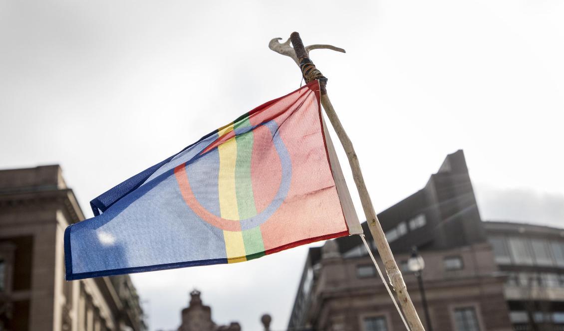 

Samernas flagga framför Sveriges Riksdag. Flaggan är den officiella symbolen för samerna i Sverige, Norge, Finland och Ryssland. Foto: Christine Olsson/TT-arkivbild                                                                                                